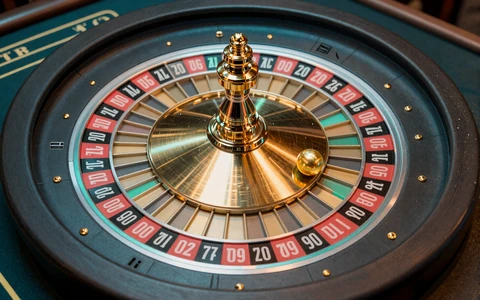 Roulette-Kessel von oben mit goldener Kugel zum Roulette spielen im OnlySpins Casino