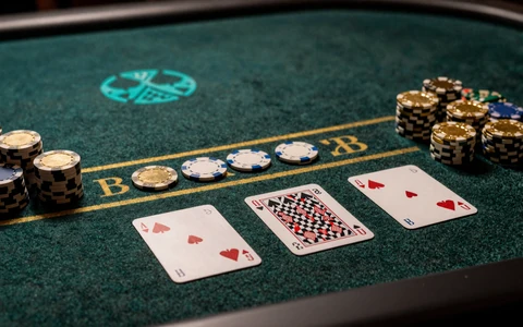 Blackjack-Tisch mit Karten und goldenen Chips f&uuml;r Black Jack online im OnlySpins Casino